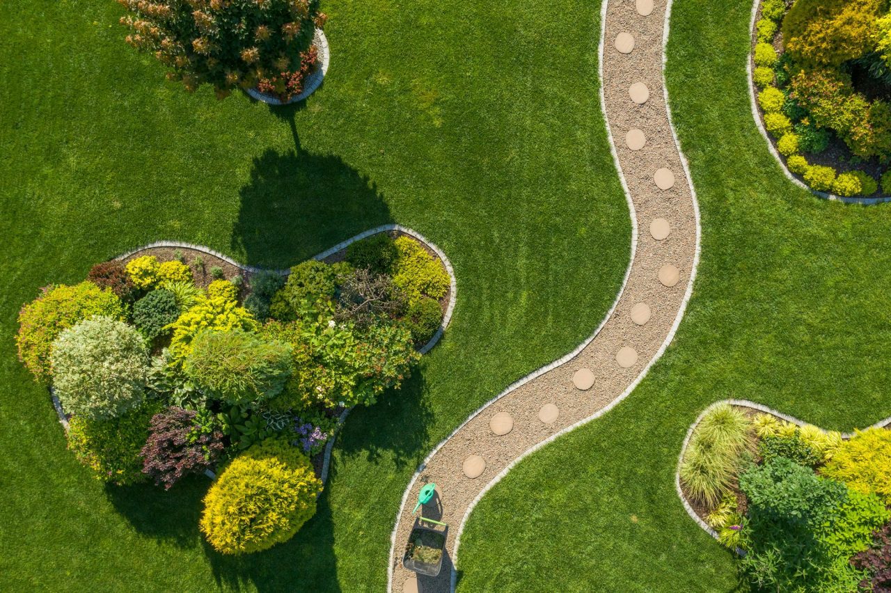 Jardin résidentiel avec grande pelouse vue aérienne à Royville